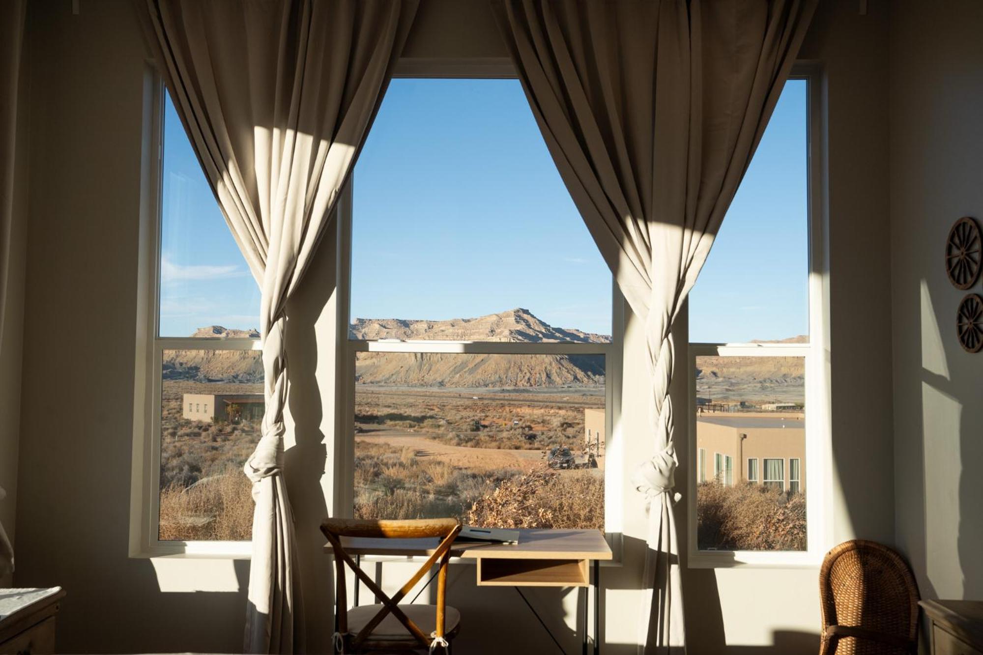 Page Arizona Border Town- Grand Serenity Room With Mesa Views Биг-Уотер Экстерьер фото