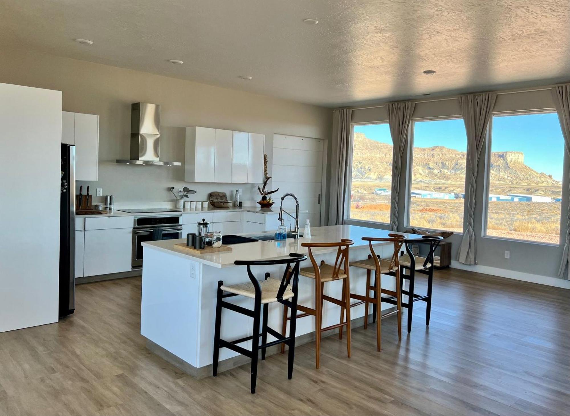 Page Arizona Border Town- Grand Serenity Room With Mesa Views Биг-Уотер Экстерьер фото